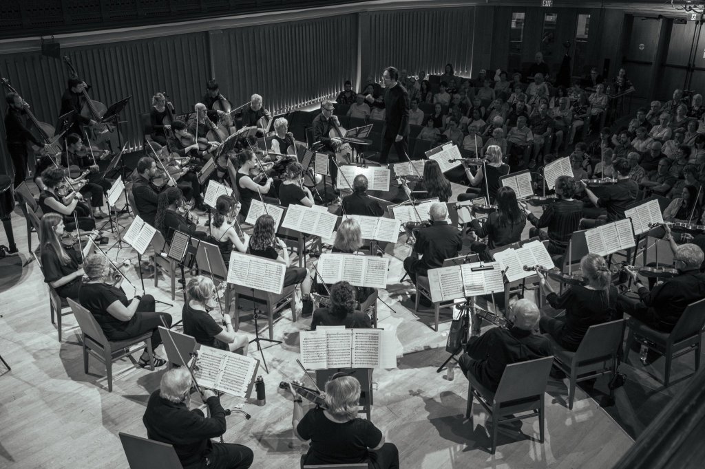 Black-and-white view of the orchestra from the gallery